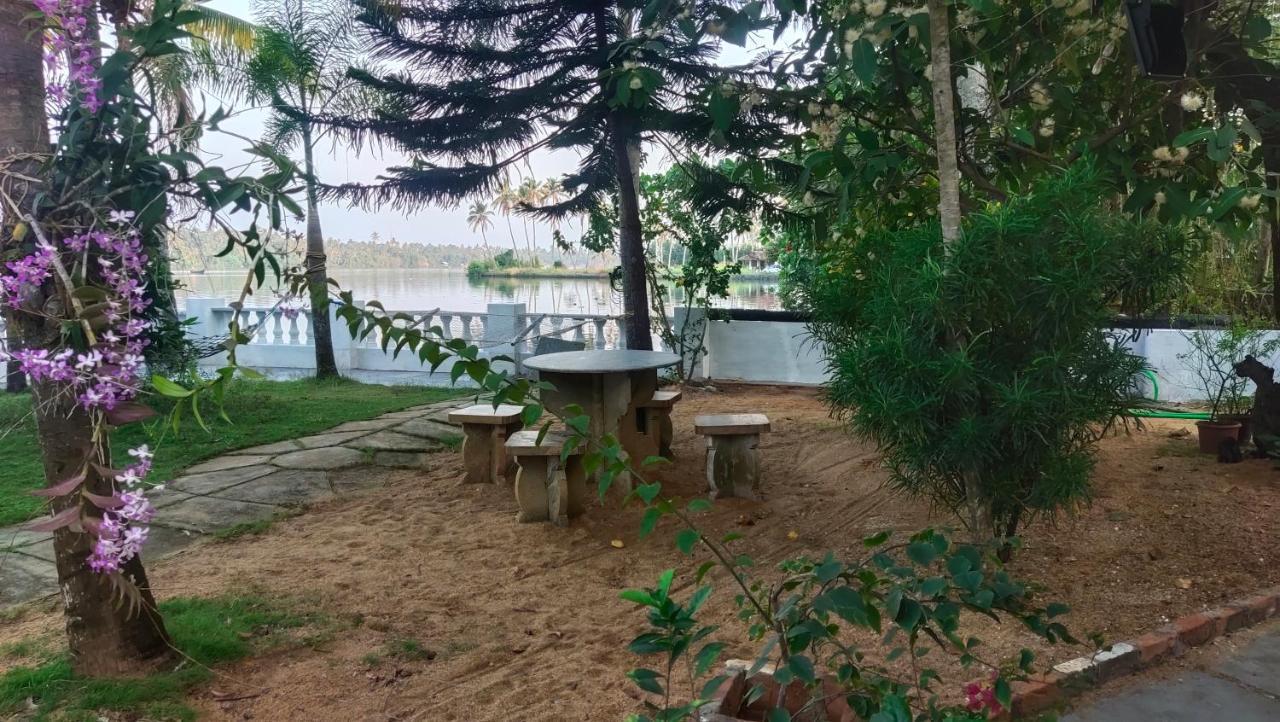 Ambadi'S Villa -Lake View Resort Pallipuram Exteriér fotografie