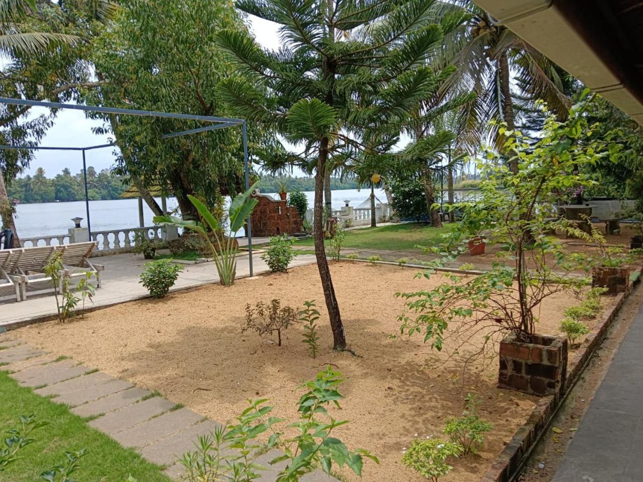 Ambadi'S Villa -Lake View Resort Pallipuram Exteriér fotografie